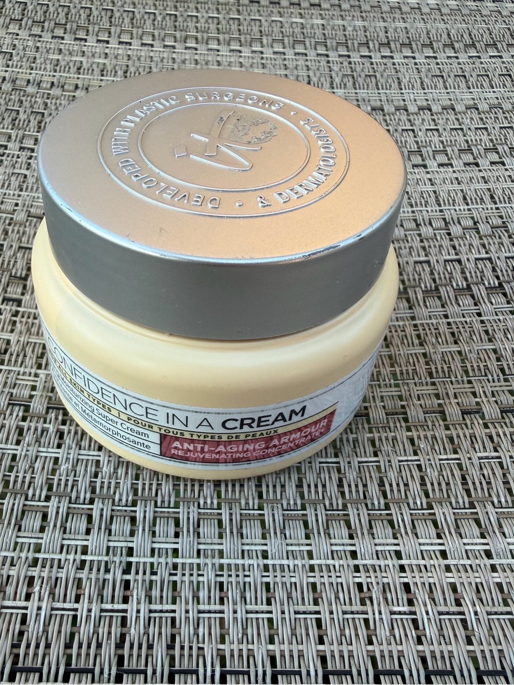 IT Cosmetics Confidence in a Cream Anti-Aging Facial Moisturizer. - Picture 2 of 10